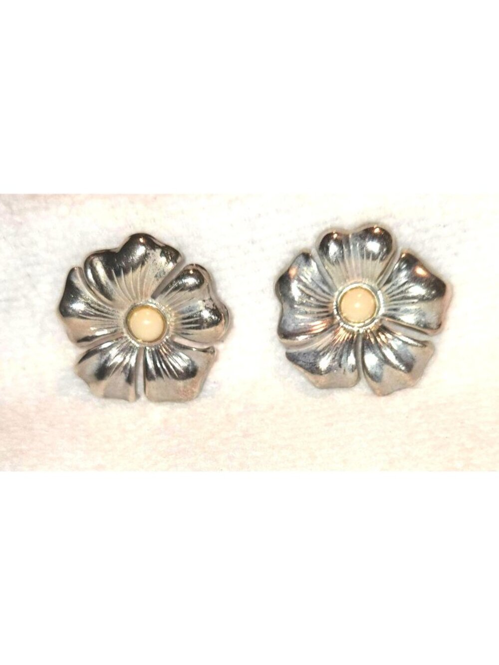 Vintage 1987 AVON Polished Flower Blossoms Silver Tone Earrings